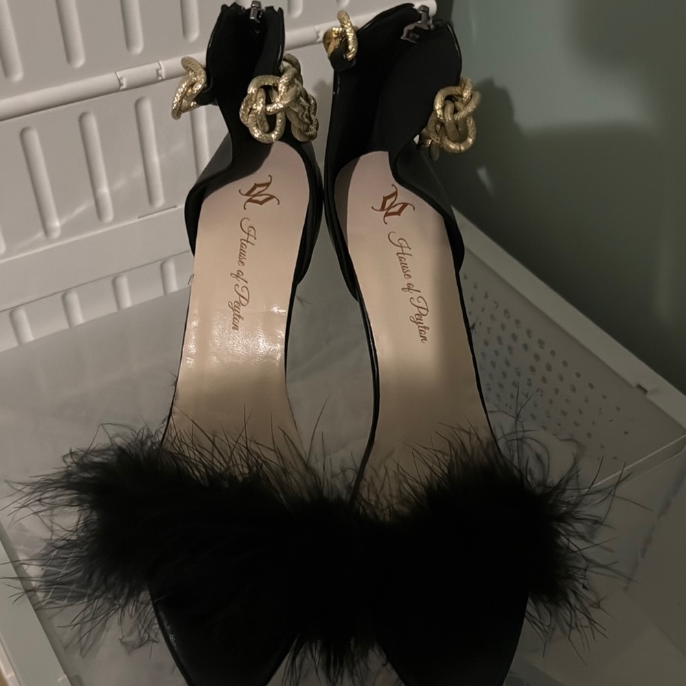 House of Peyton Black Heels with Stiletto Heel and Fur Detail